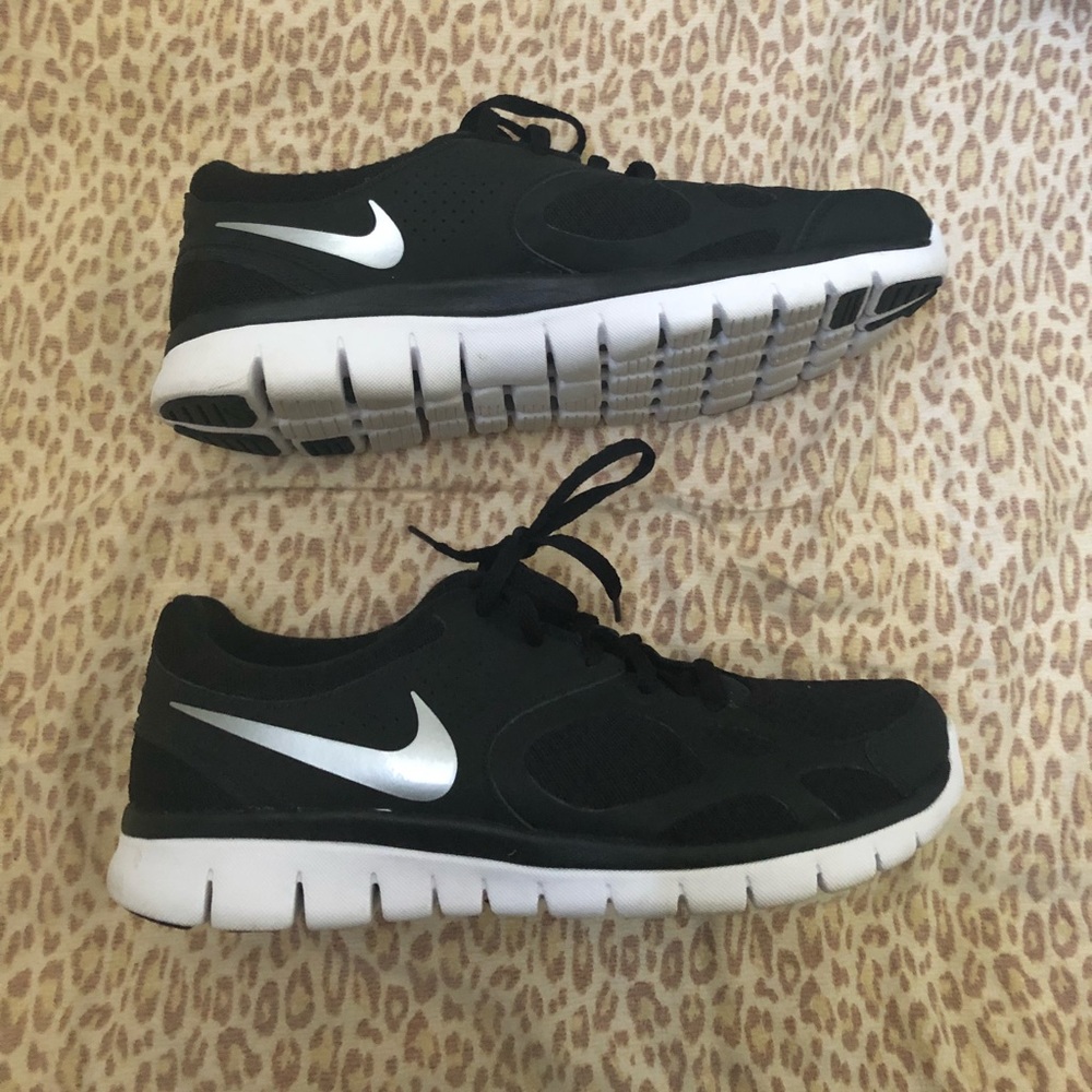 Like new Nike women’s tennis shoes